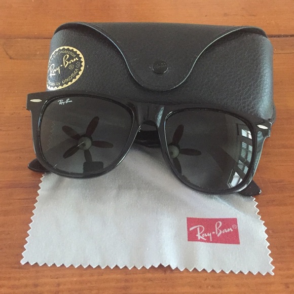 Ray-Ban Wayfarer sunglasses - Picture 1 of 2